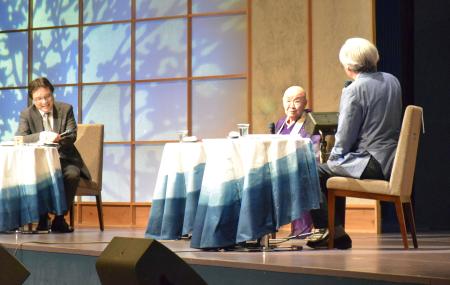 戦後７０年特別シンポジウムにパネリストとして参加した瀬戸内寂聴さん（中央）。右は山田洋次さん＝３日午後、徳島市