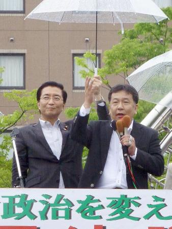 枝野幸男幹事長と共産党の山下芳生副委員長